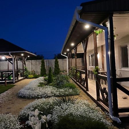 Три Кошки Hotel Chornomorsk Exterior photo