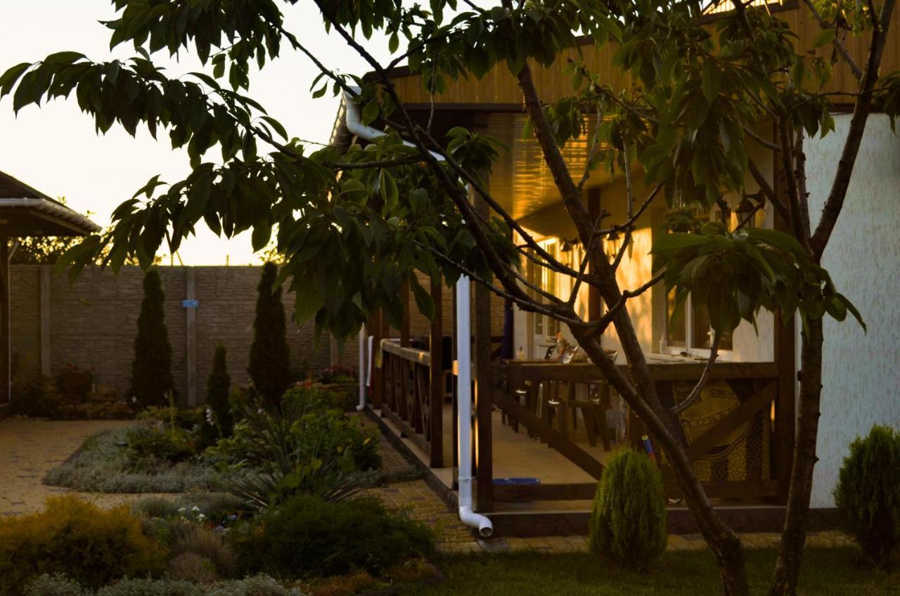 Три Кошки Hotel Chornomorsk Exterior photo