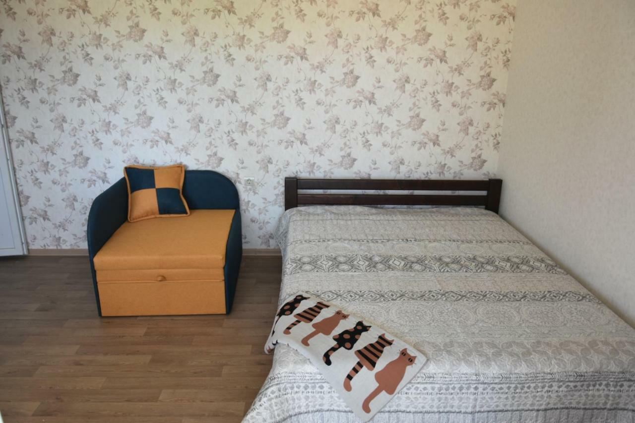 Три Кошки Hotel Chornomorsk Exterior photo