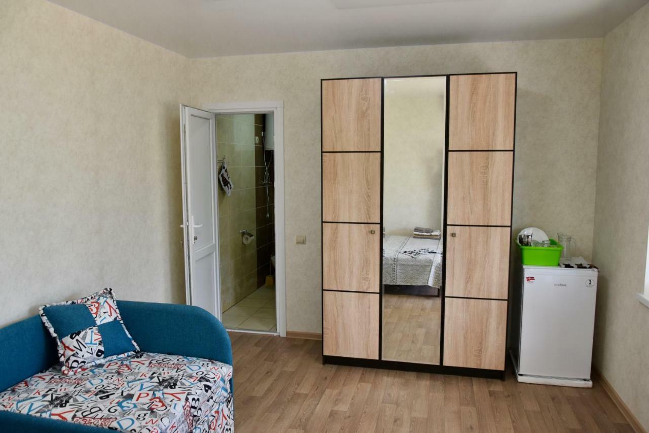 Три Кошки Hotel Chornomorsk Exterior photo