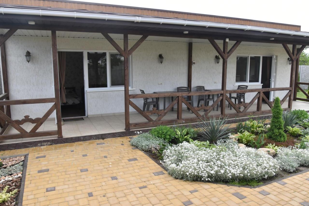 Три Кошки Hotel Chornomorsk Exterior photo