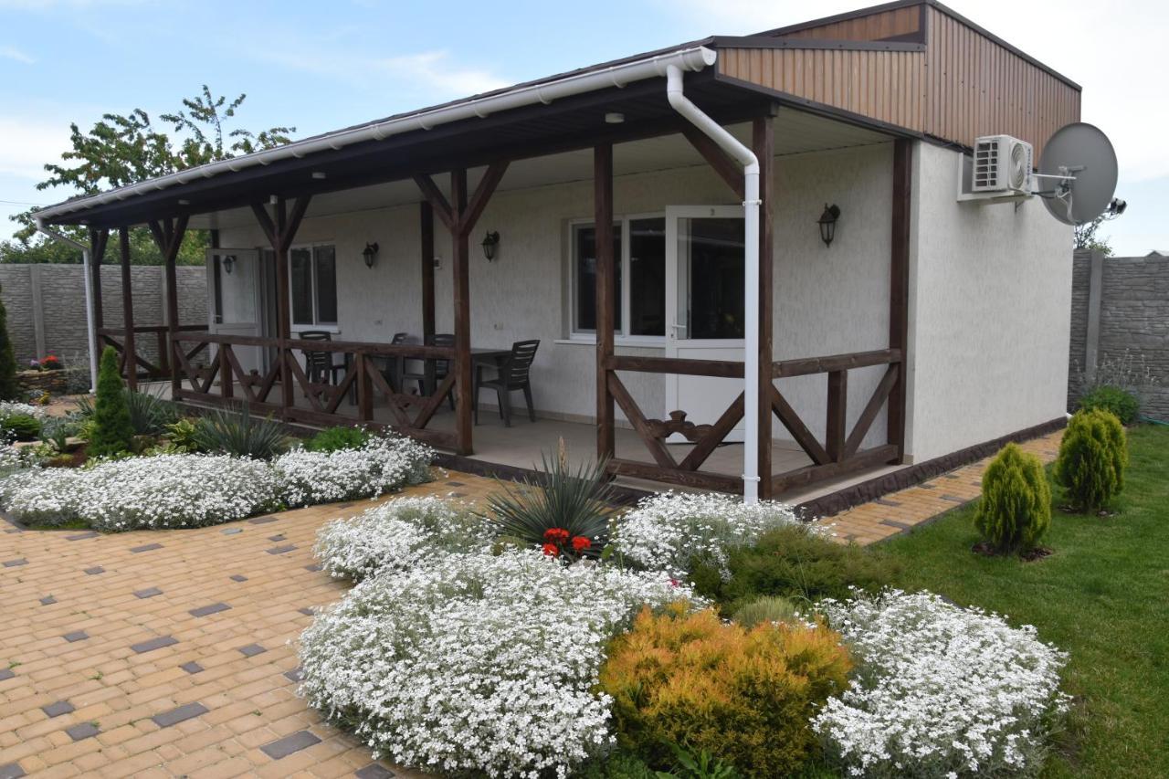 Три Кошки Hotel Chornomorsk Exterior photo