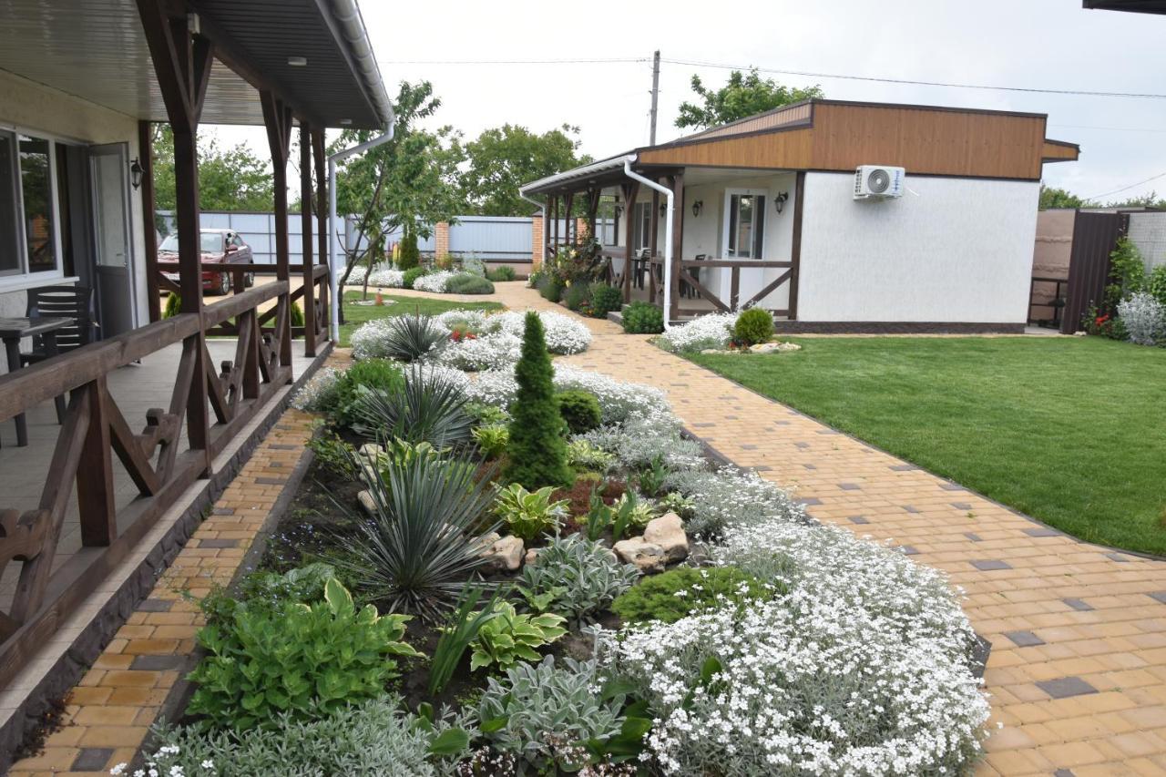 Три Кошки Hotel Chornomorsk Exterior photo