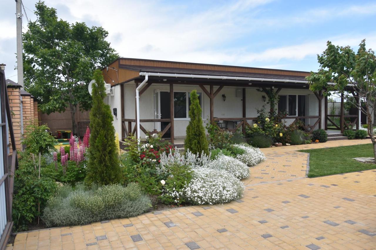 Три Кошки Hotel Chornomorsk Exterior photo