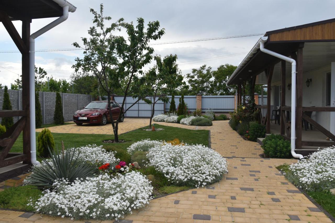 Три Кошки Hotel Chornomorsk Exterior photo