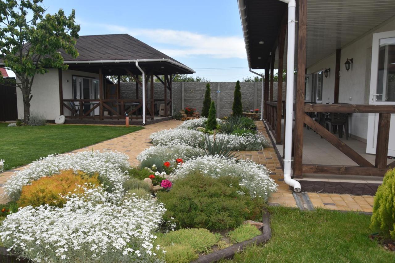 Три Кошки Hotel Chornomorsk Exterior photo