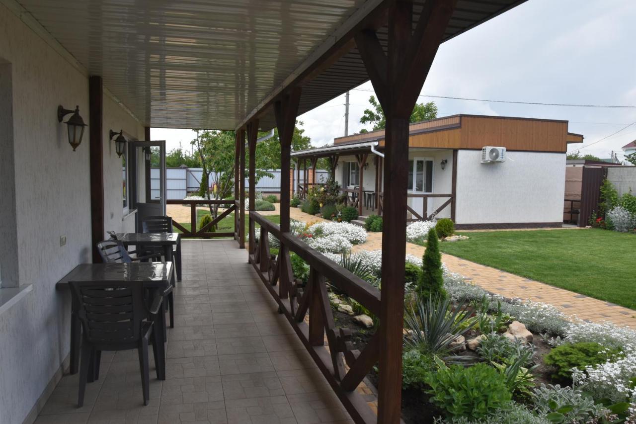 Три Кошки Hotel Chornomorsk Exterior photo